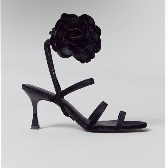 New urban outfitters Elegant Black Strappy Heels with Floral Accent, size 6 - Picture 3 of 7
